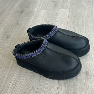 UGG TAZZ Ultra Matte Black Platform Slippers 9